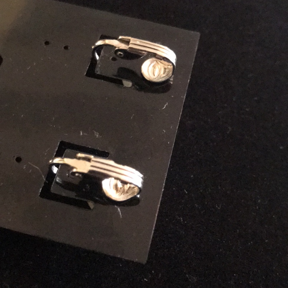 Vintage Pearlized Clip On Earrings - Picture 3 of 4